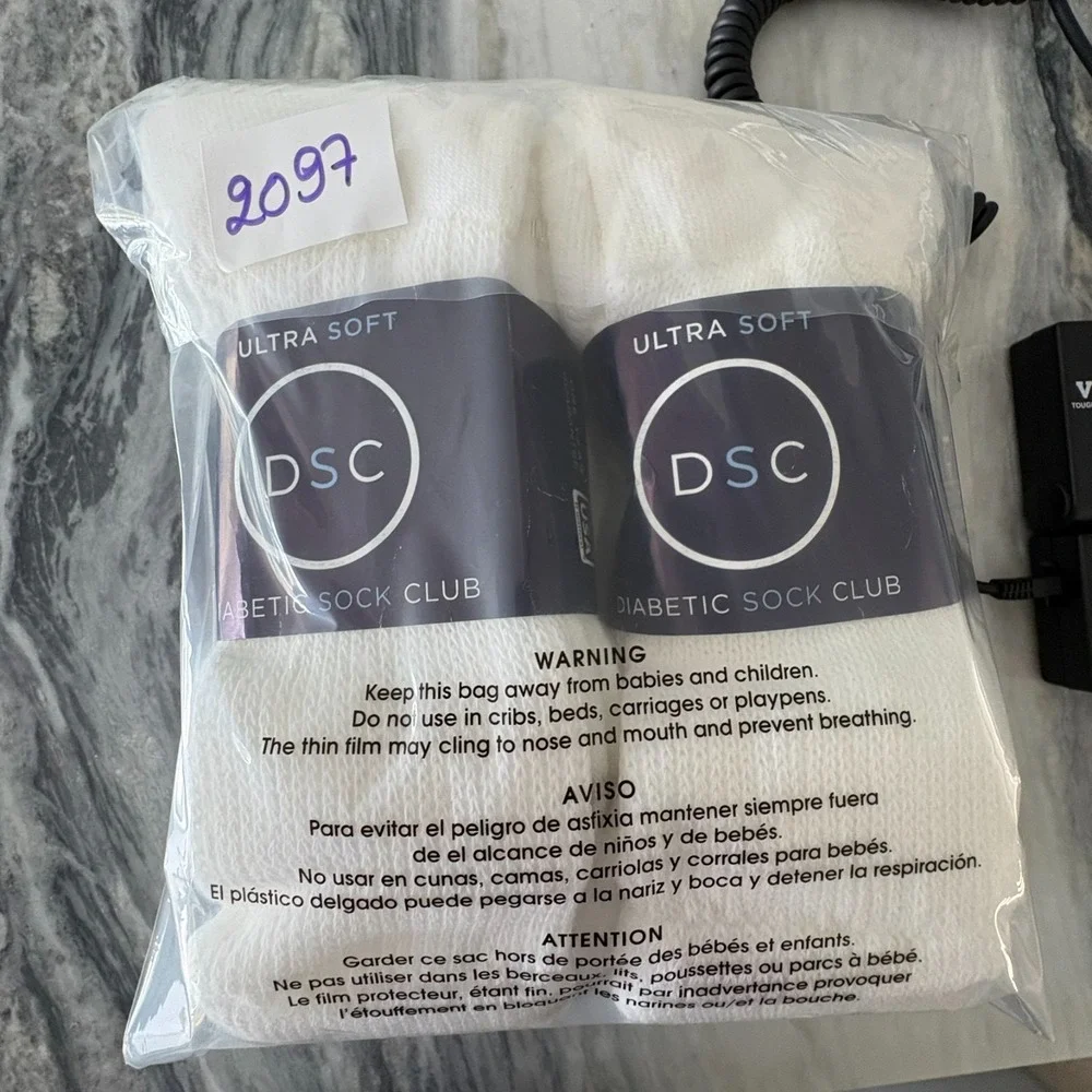 NWT Pack of 2 DSC Unisex White Ultra Soft Mid Calf Diabetic Sock Club Size L/XL